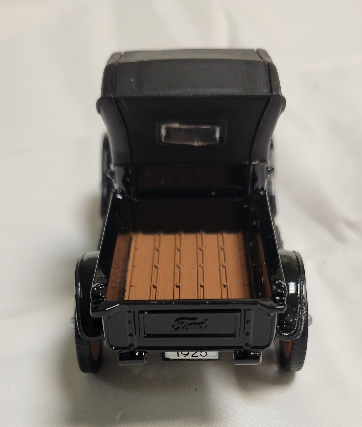 Model Truck , National Motor Museum Mint 1925 Ford Model T Black with red wheels. 1:32 Model size