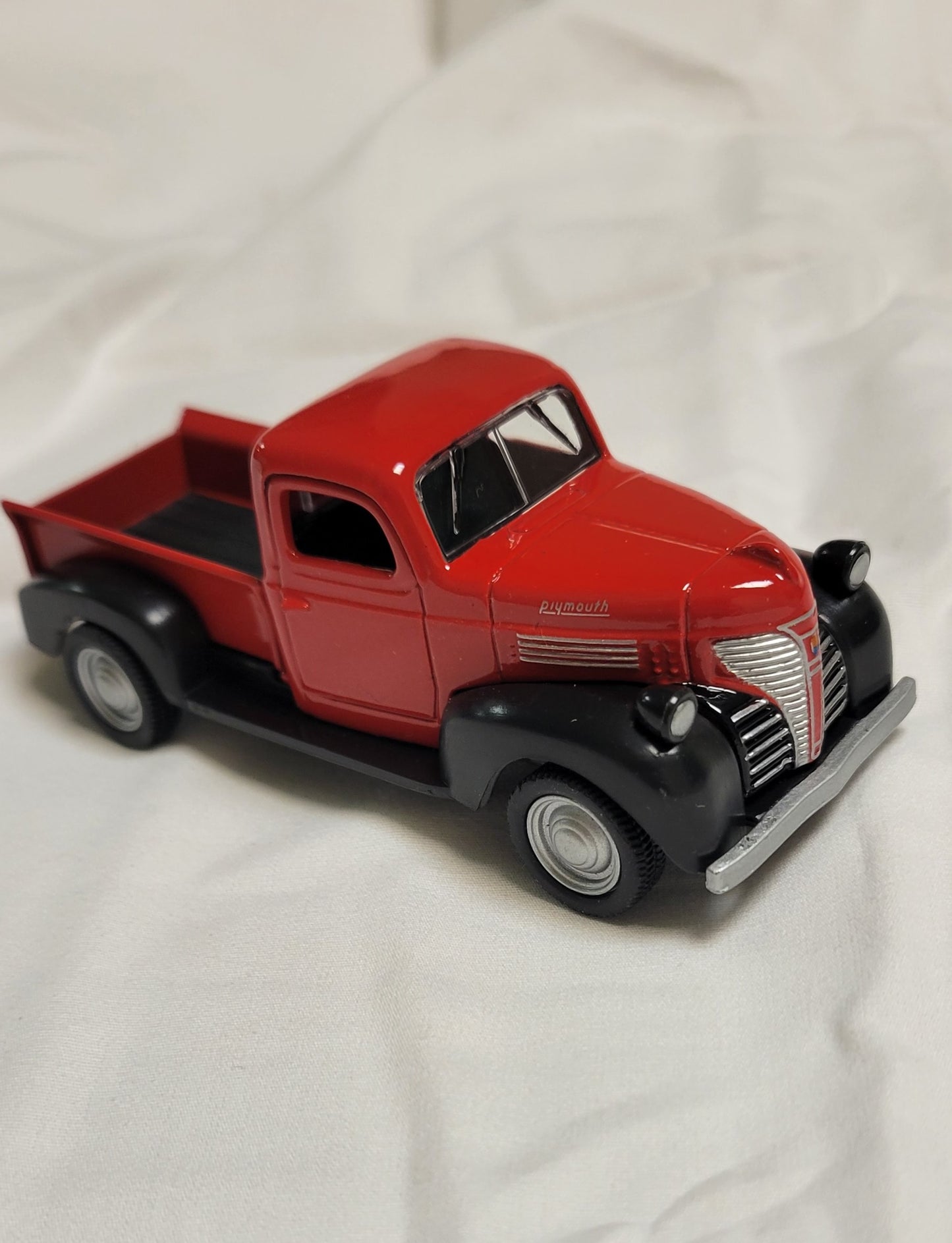 Model Car Plymouth Pickup Red 1941 Diecast 1/32 Scale Model