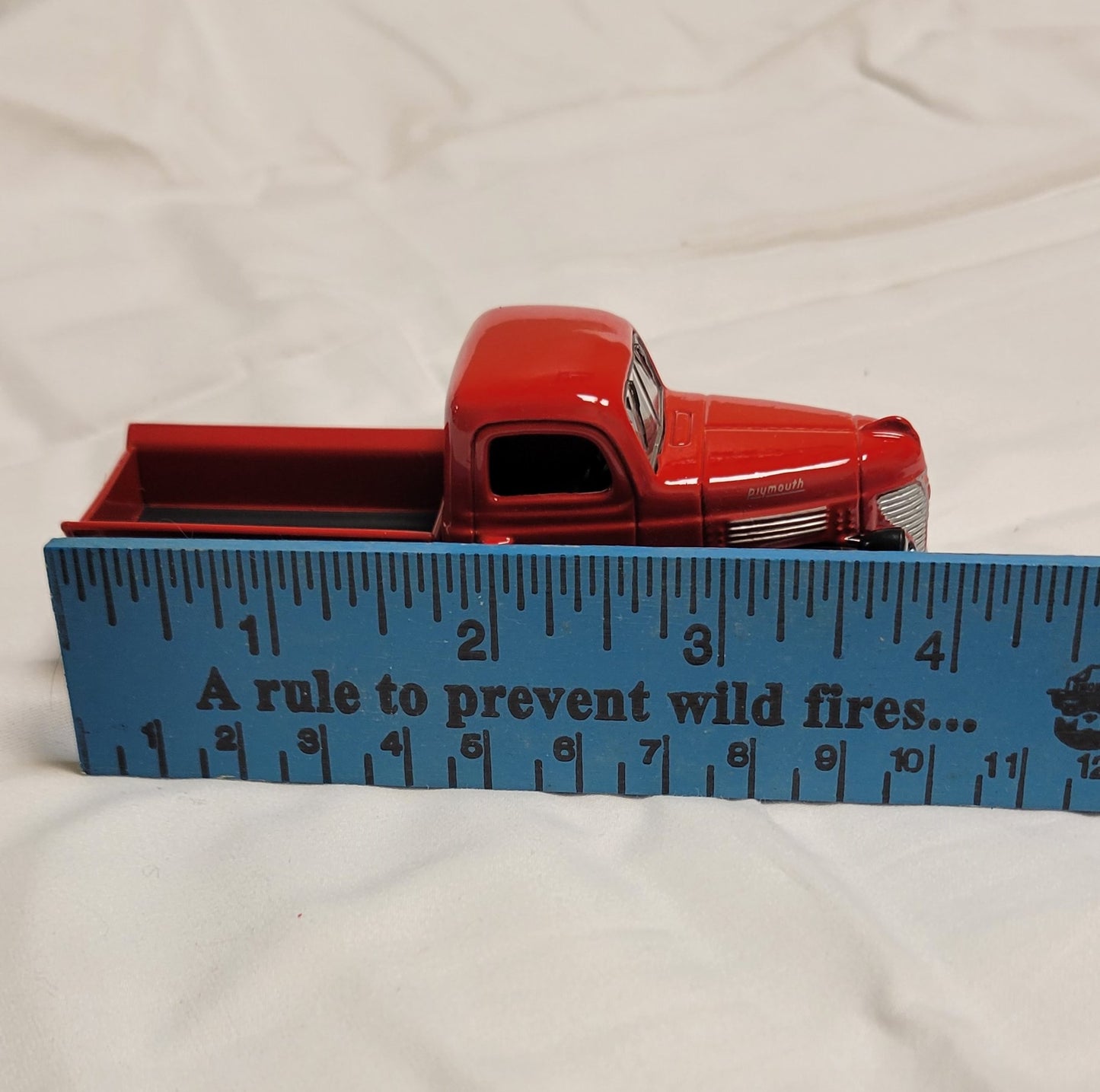 Model Car Plymouth Pickup Red 1941 Diecast 1/32 Scale Model