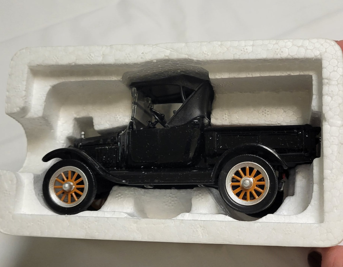 Model Truck ,  National Motor Museum Mint  1925 Ford Model T Black with red wheels. 1:32 Model size