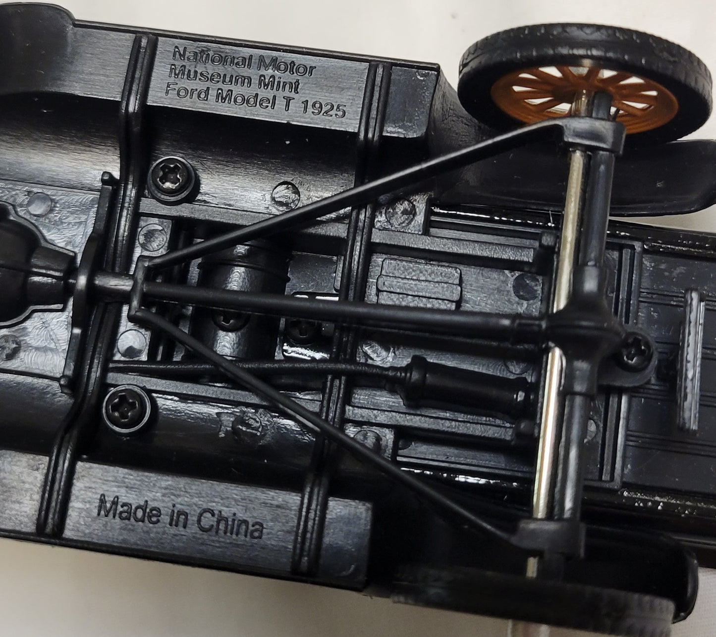 Model Truck ,  National Motor Museum Mint  1925 Ford Model T Black with red wheels. 1:32 Model size