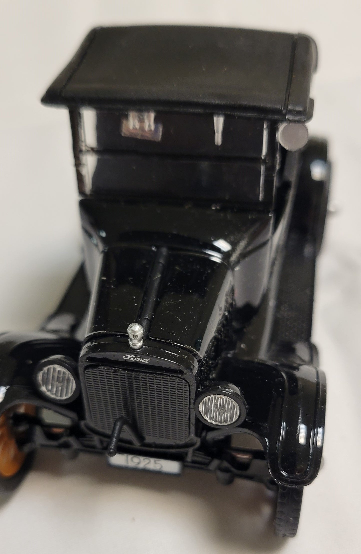 Model Truck ,  National Motor Museum Mint  1925 Ford Model T Black with red wheels. 1:32 Model size
