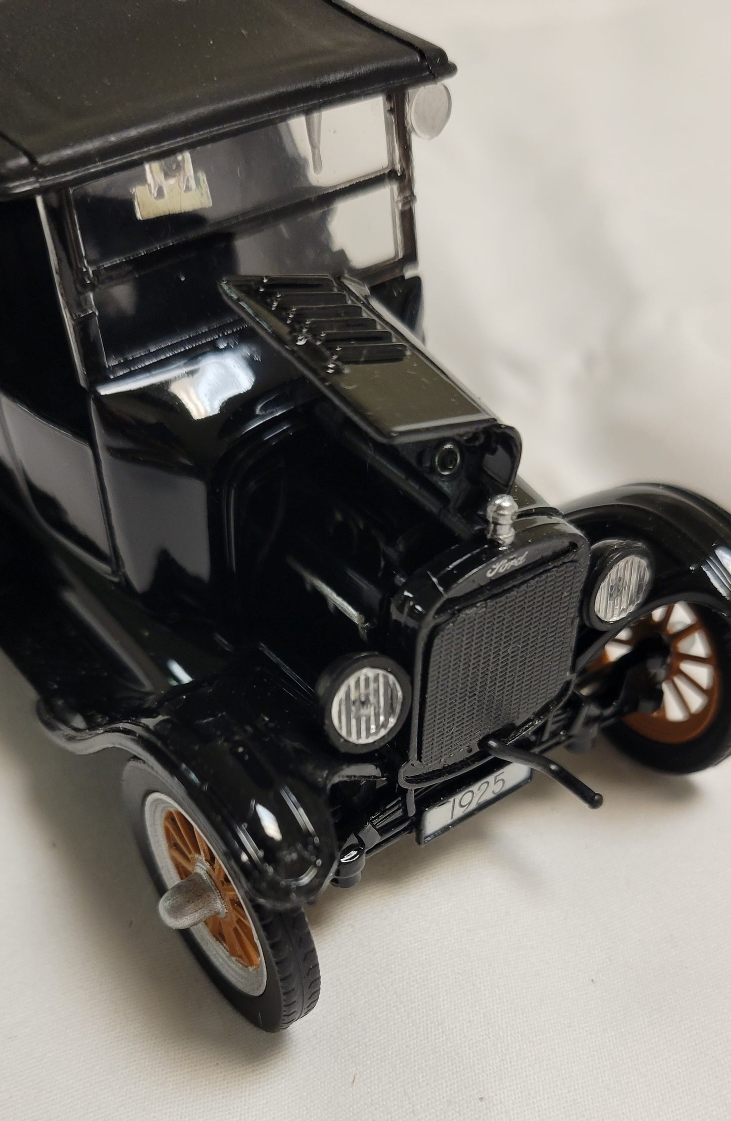 Model Truck ,  National Motor Museum Mint  1925 Ford Model T Black with red wheels. 1:32 Model size
