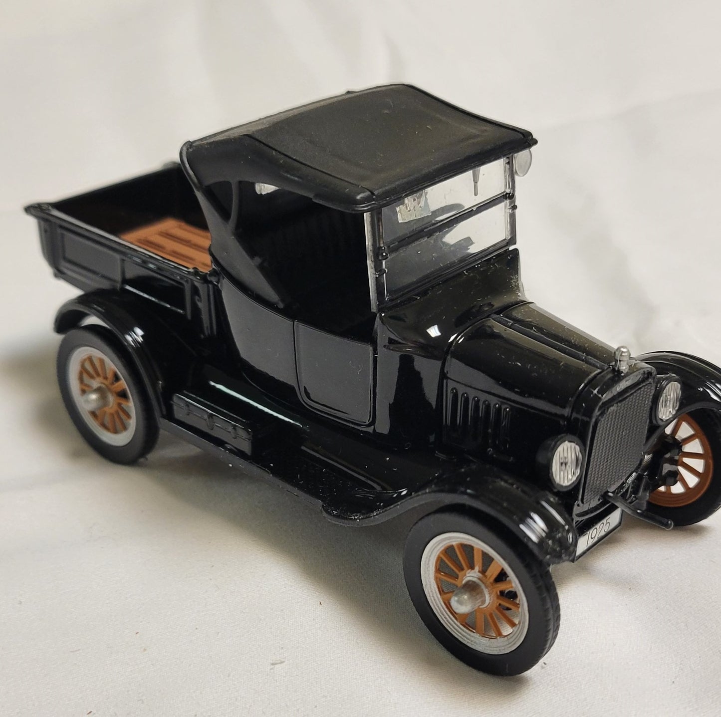 Model Truck ,  National Motor Museum Mint  1925 Ford Model T Black with red wheels. 1:32 Model size