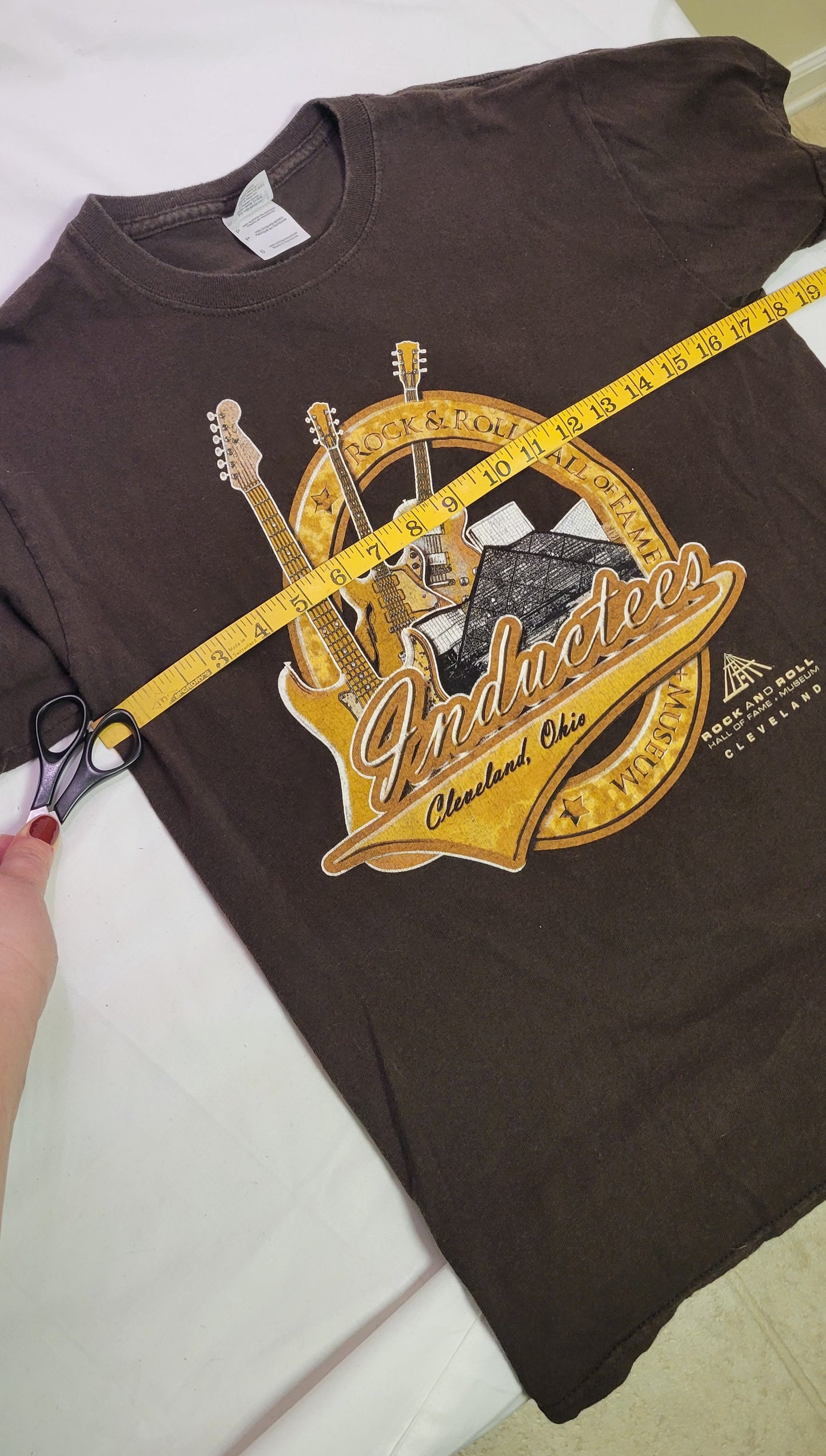 Tshirt Rock and Roll Hall of Fame Black and Gold Size Medium