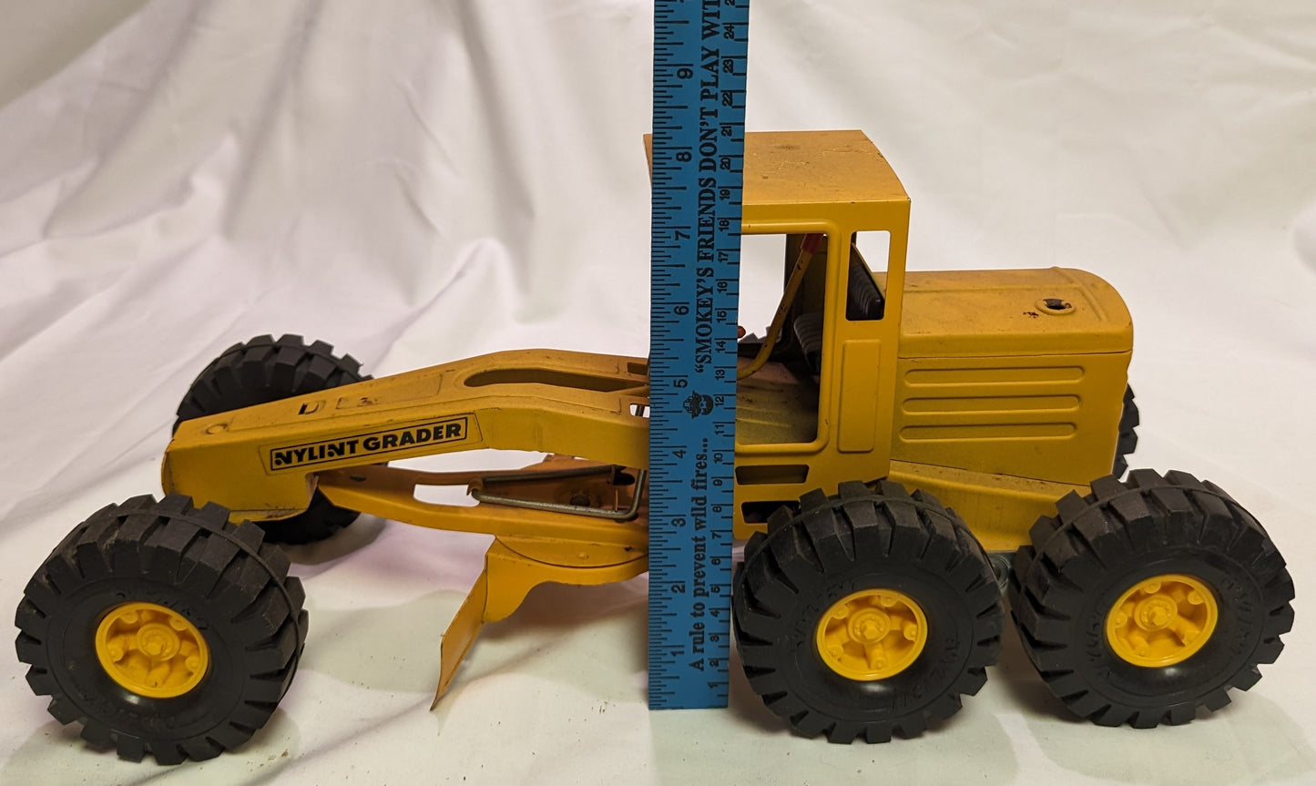 Toy Vintage 1970s Barely Used NYLINT Grader articulating Blade and wheels Made in Rockford IL.